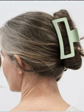 3 FOR $15  💕 Strong Hold Claw Clip Fashionable Hair Accessories